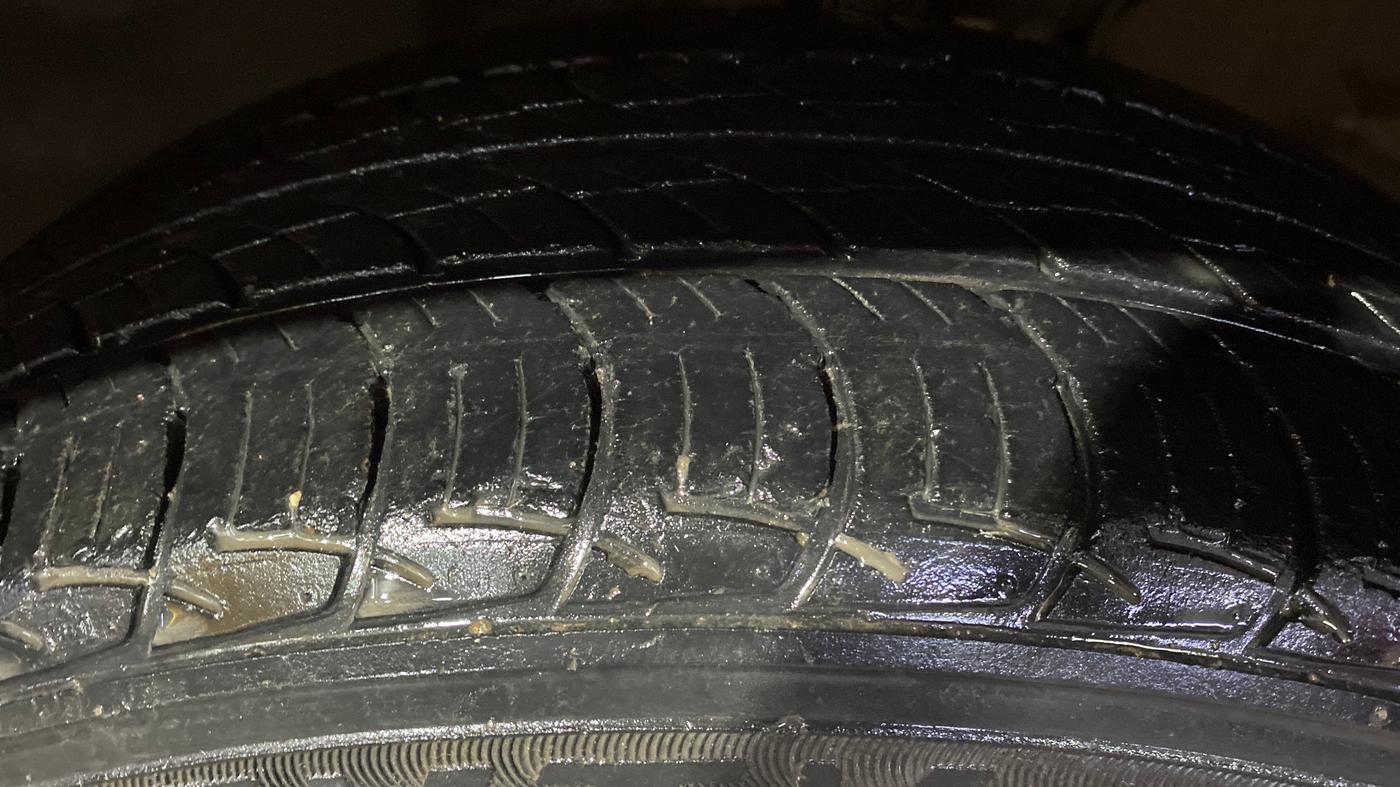 2015 Volkswagen Polo HIGHLINE1.2L, Petrol, Manual, 15,444 km, Left Front Tyre Tread