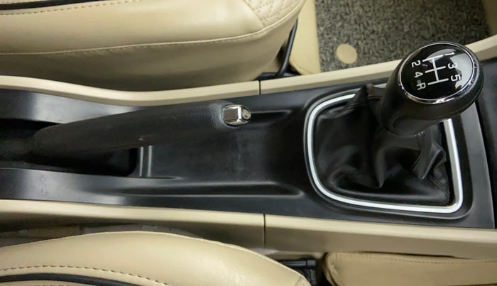 2018 Maruti Ciaz DELTA 1.5 SHVS VVT MT, Petrol, Manual, 30,729 km, Gear Lever