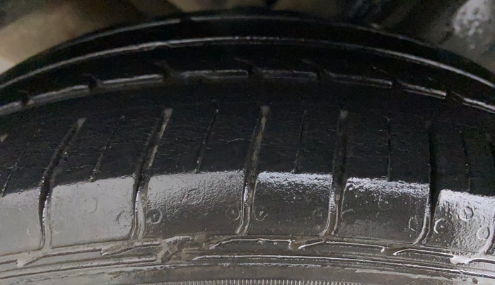 2018 Maruti Ciaz DELTA 1.5 SHVS VVT MT, Petrol, Manual, 30,729 km, Right Rear Tyre Tread