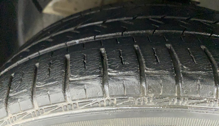 2017 Hyundai Grand i10 SPORTZ (O) 1.2 AT VTVT, Petrol, Automatic, 30,210 km, Left Front Tyre Tread