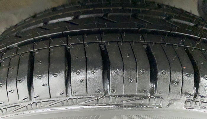 2017 Hyundai Grand i10 SPORTZ (O) 1.2 AT VTVT, Petrol, Automatic, 30,210 km, Right Front Tyre Tread