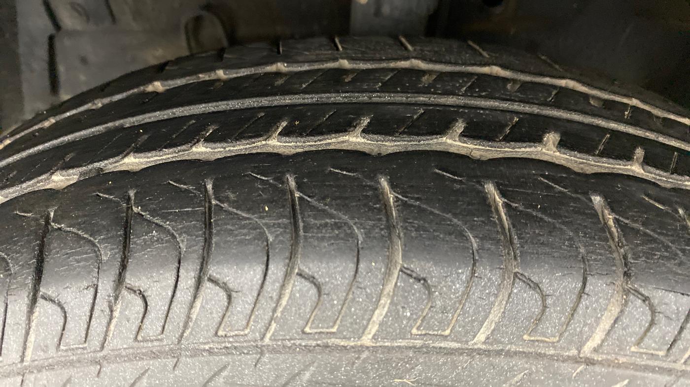 2016 Maruti Swift VXI D, Petrol, Manual, 31,166 km, Left Front Tyre Tread