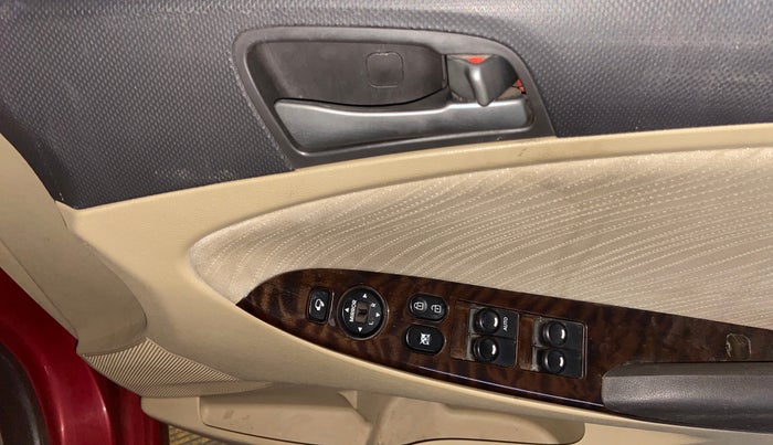 2016 Hyundai Verna 1.6 VTVT SX AT, Petrol, Automatic, 69,543 km, Driver Side Door Panels Control