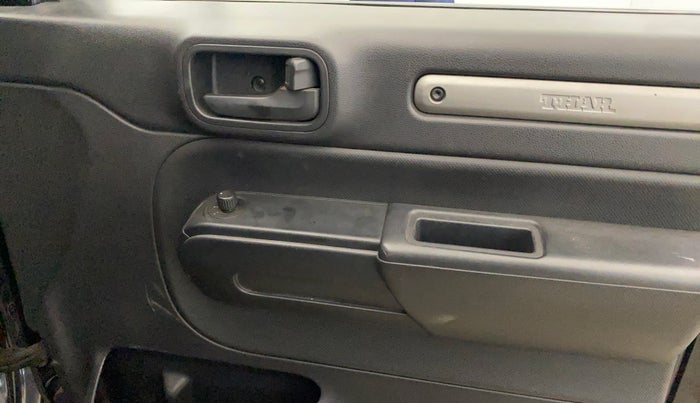 2021 Mahindra Thar LX PETROL HT 4WD AT, Petrol, Automatic, 29,926 km, Driver Side Door Panels Control