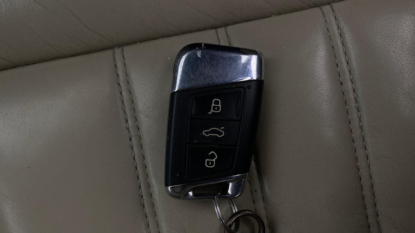 2018 Skoda Superb STYLE 1.8 TSI MT, Petrol, Manual, 86,410 km, Key Close Up
