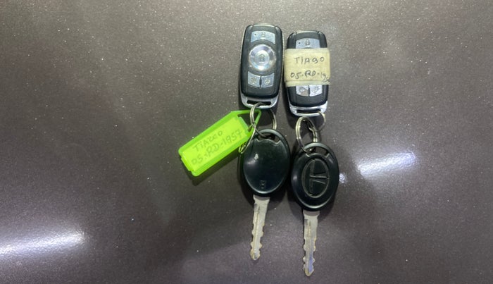 2018 Tata Tiago XE PETROL, Petrol, Manual, 65,966 km, Key Close Up