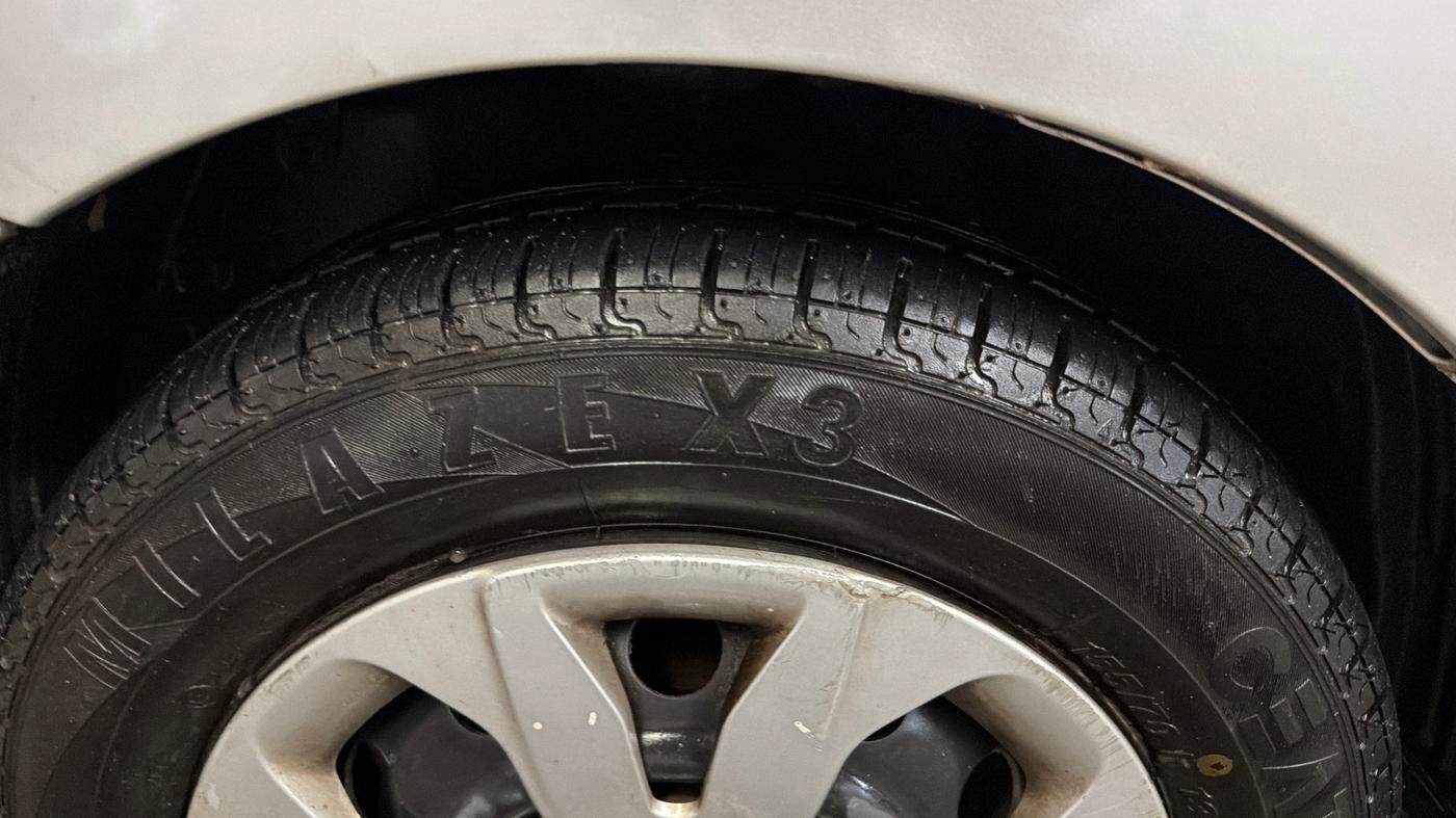 2016 Hyundai Eon MAGNA +, Petrol, Manual, 27,495 km, Left Front Tyre Tread