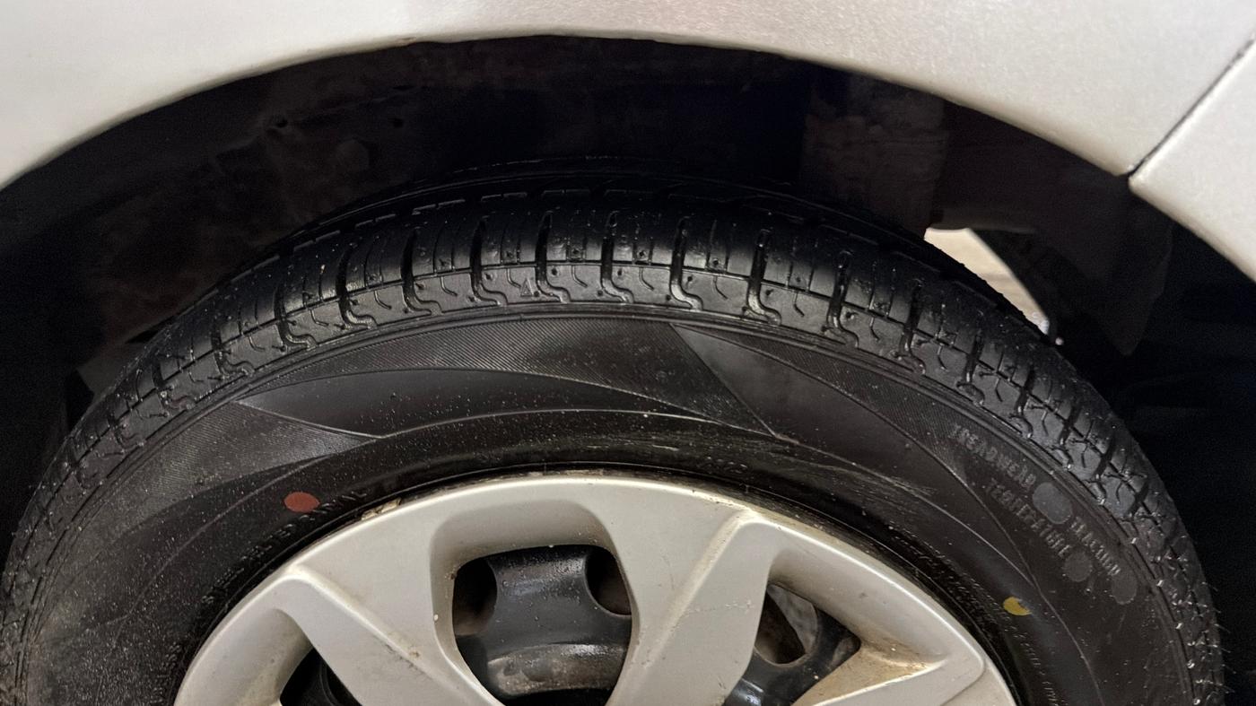 2016 Hyundai Eon MAGNA +, Petrol, Manual, 27,495 km, Left Rear Tyre Tread