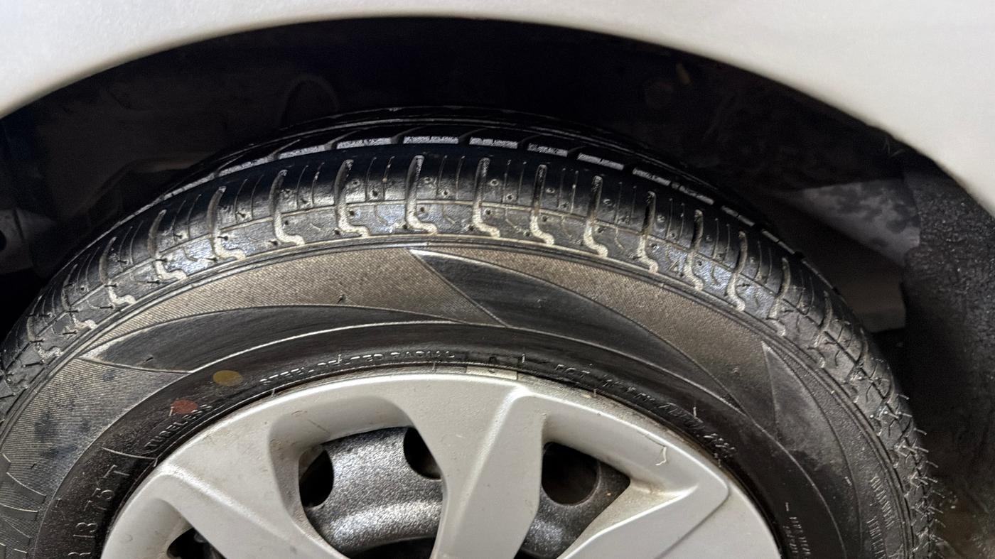 2016 Hyundai Eon MAGNA +, Petrol, Manual, 27,495 km, Right Rear Tyre Tread
