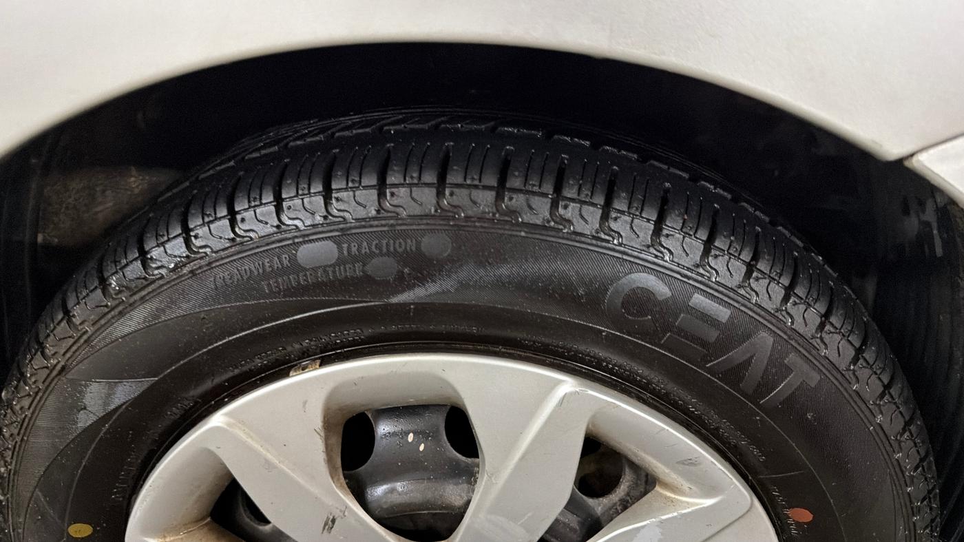 2016 Hyundai Eon MAGNA +, Petrol, Manual, 27,495 km, Right Front Tyre Tread