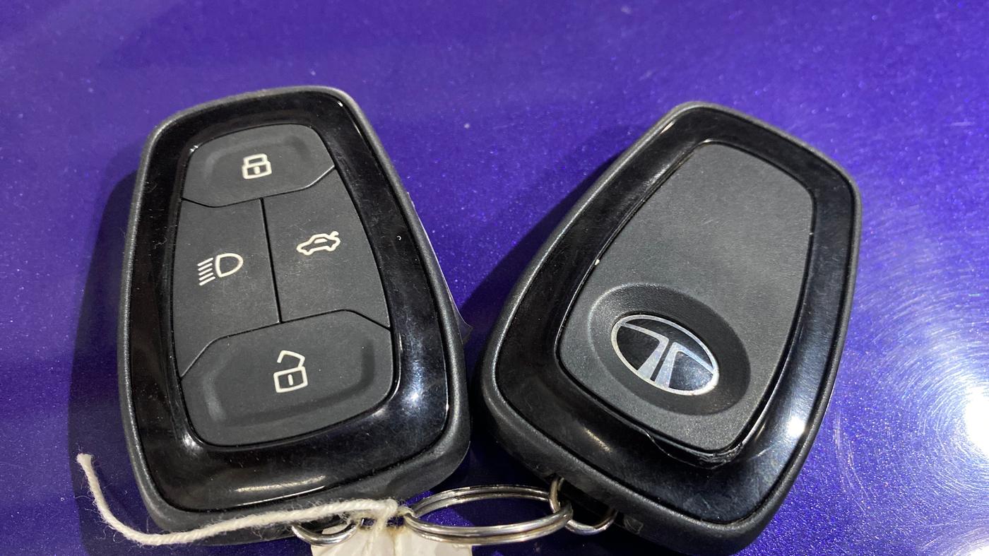 2024 Tata NEXON FEARLESS PURPLE + SUNROOF DCA DUAL TONE 1.2 PETROL, Petrol, Automatic, 14,133 km, Key Close Up