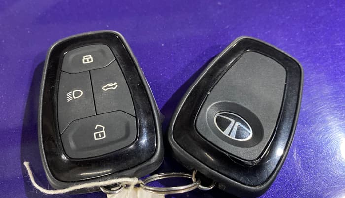 2024 Tata NEXON FEARLESS PURPLE + SUNROOF DCA DUAL TONE 1.2 PETROL, Petrol, Automatic, 14,104 km, Key Close Up