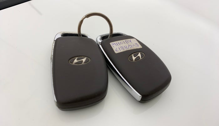 2015 Hyundai Xcent SX 1.2 (O), CNG, Manual, 1,15,519 km, Key Close Up