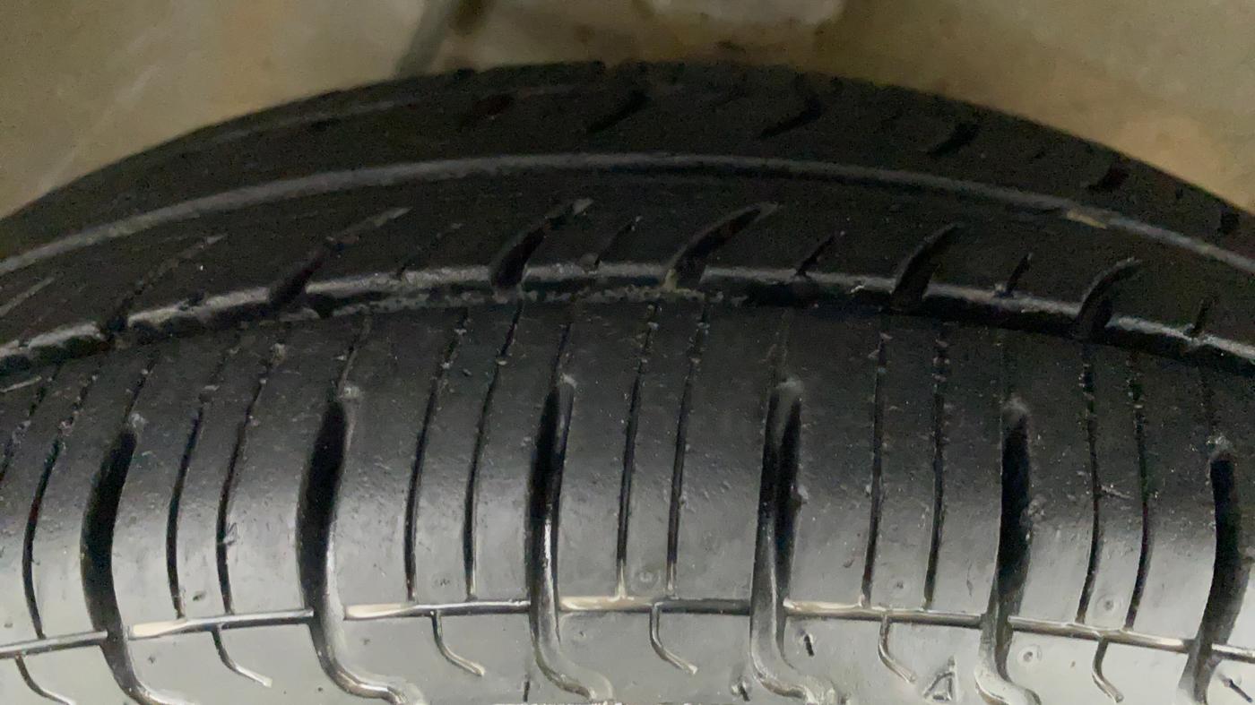 2013 Maruti Alto 800 LXI, Petrol, Manual, 32,212 km, Right Front Tyre Tread