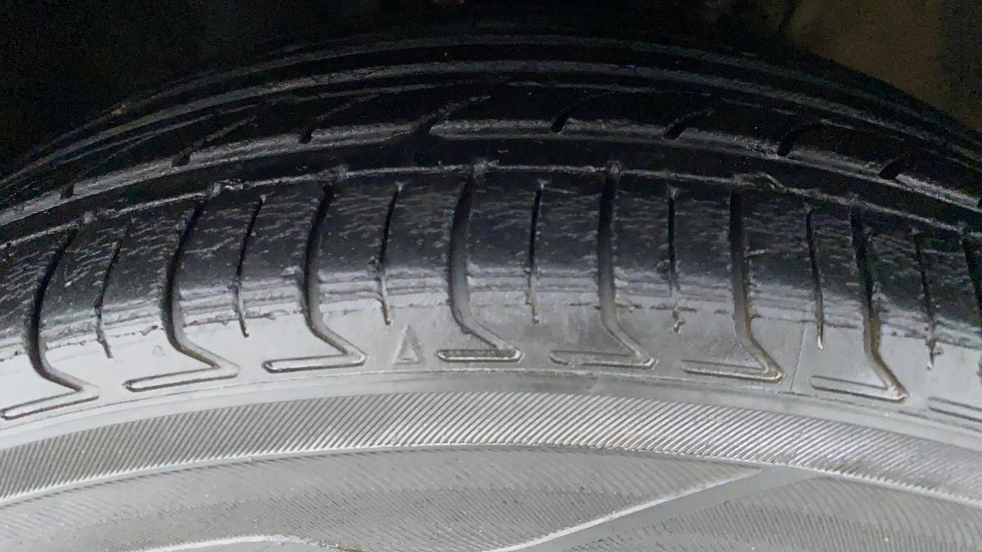 2015 Volkswagen Vento HIGHLINE TDI AT, Diesel, Automatic, 79,941 km, Left Front Tyre Tread