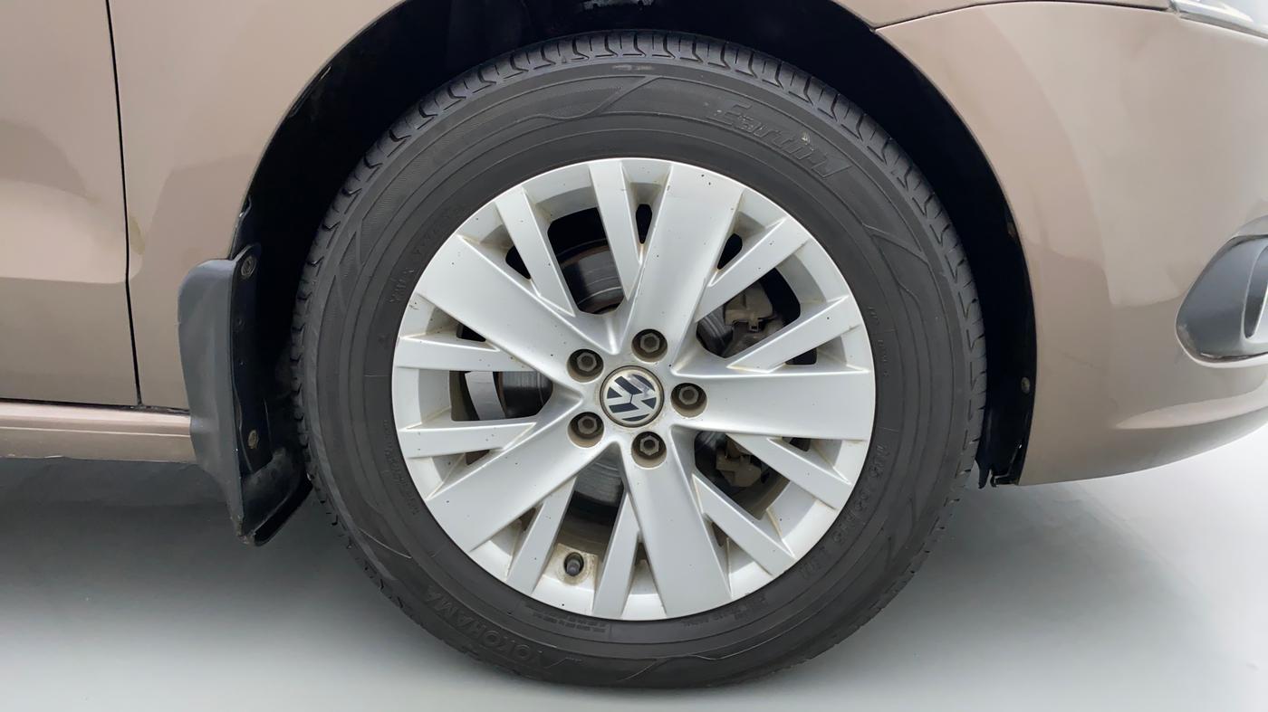 2015 Volkswagen Vento HIGHLINE TDI AT, Diesel, Automatic, 79,941 km, Right Front Wheel