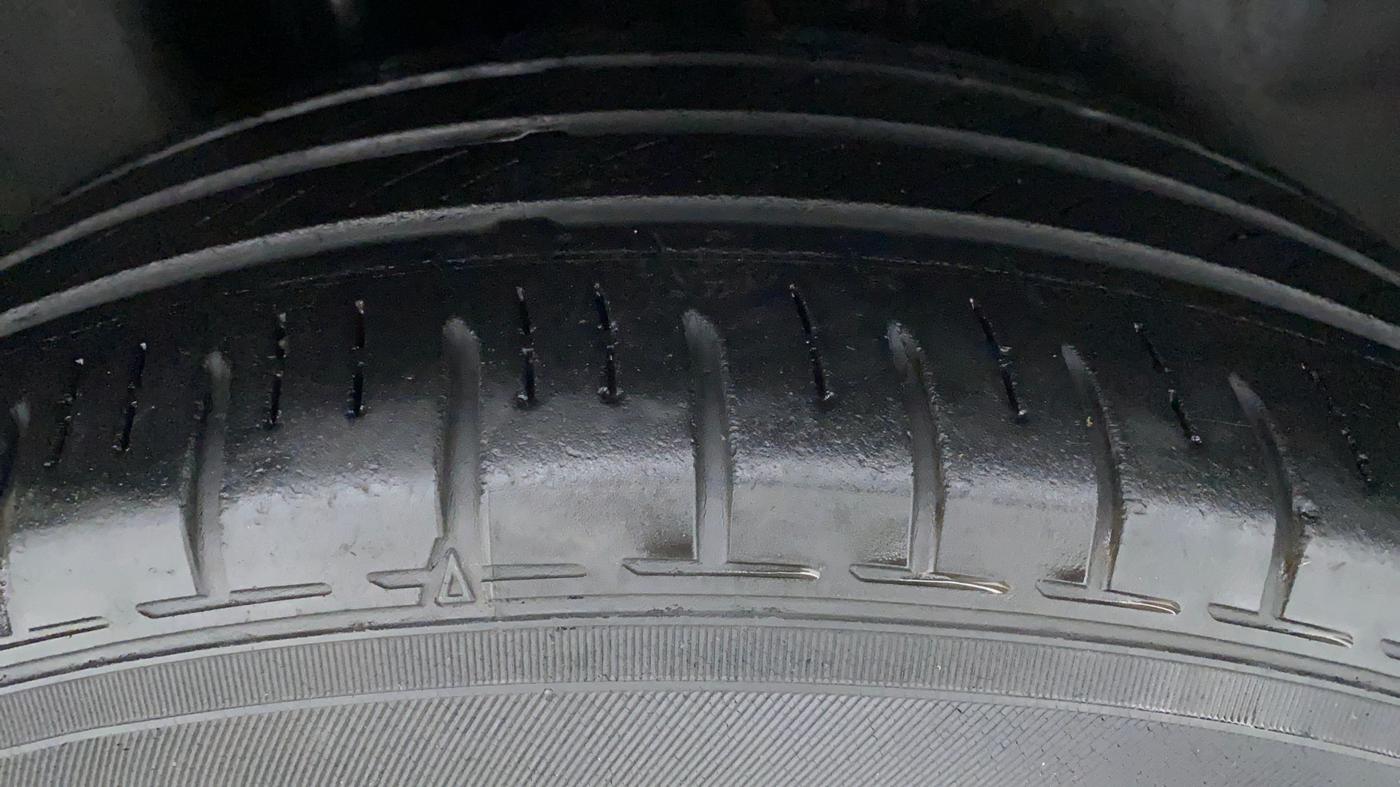 2015 Volkswagen Vento HIGHLINE TDI AT, Diesel, Automatic, 79,941 km, Right Rear Tyre Tread