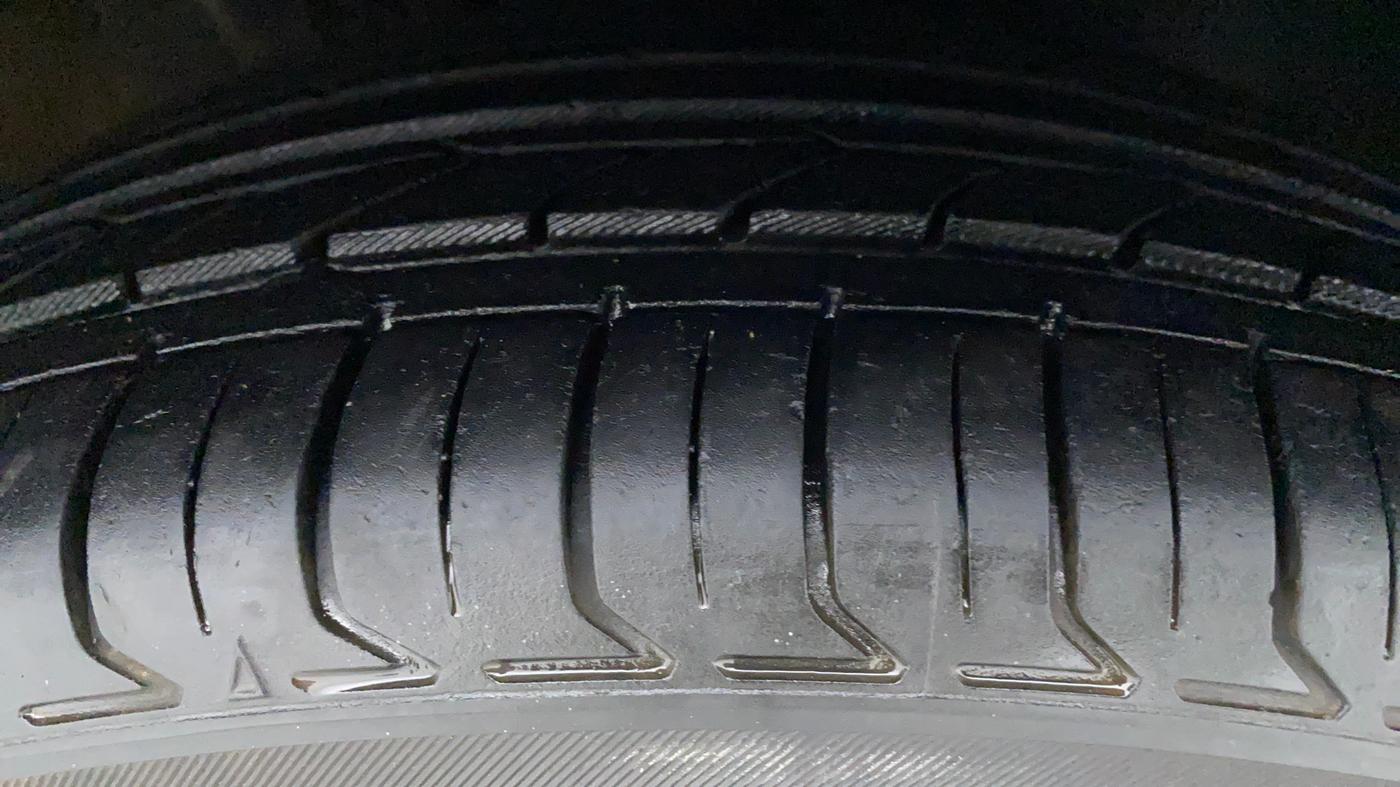 2015 Volkswagen Vento HIGHLINE TDI AT, Diesel, Automatic, 79,941 km, Right Front Tyre Tread