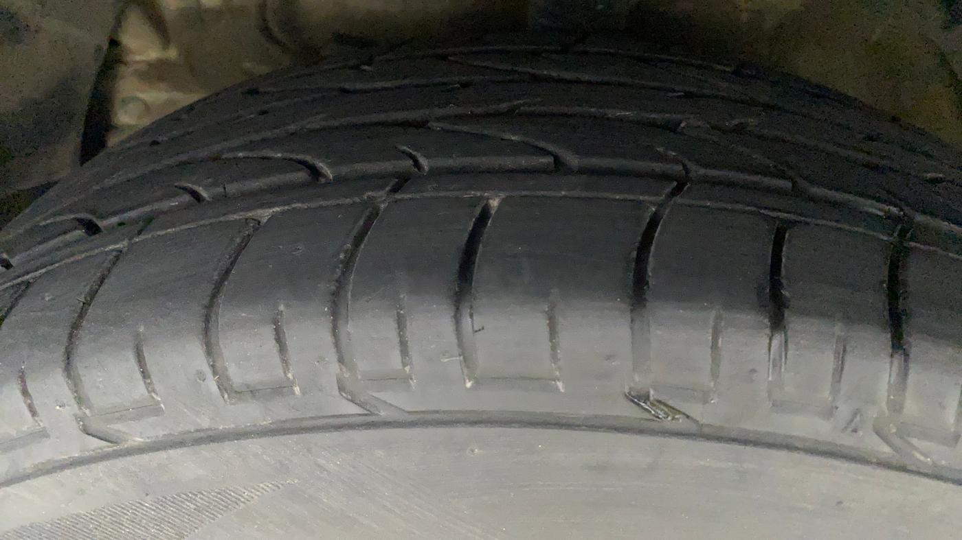 2020 Mahindra XUV300 W6 1.2 PETROL, Petrol, Manual, 45,767 km, Left Front Tyre Tread