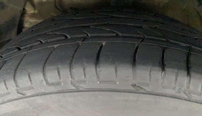 2020 Mahindra XUV300 W6 1.2 PETROL, Petrol, Manual, 45,767 km, Left Front Tyre Tread