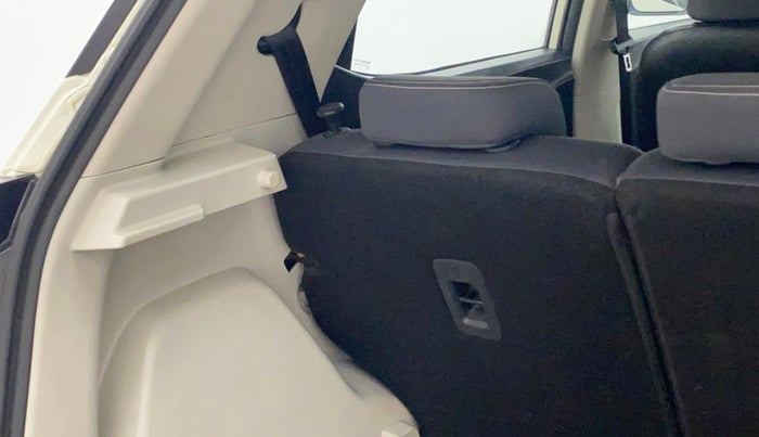 2020 Mahindra XUV300 W6 1.2 PETROL, Petrol, Manual, 45,767 km, Dicky (Boot door) - Parcel tray missing