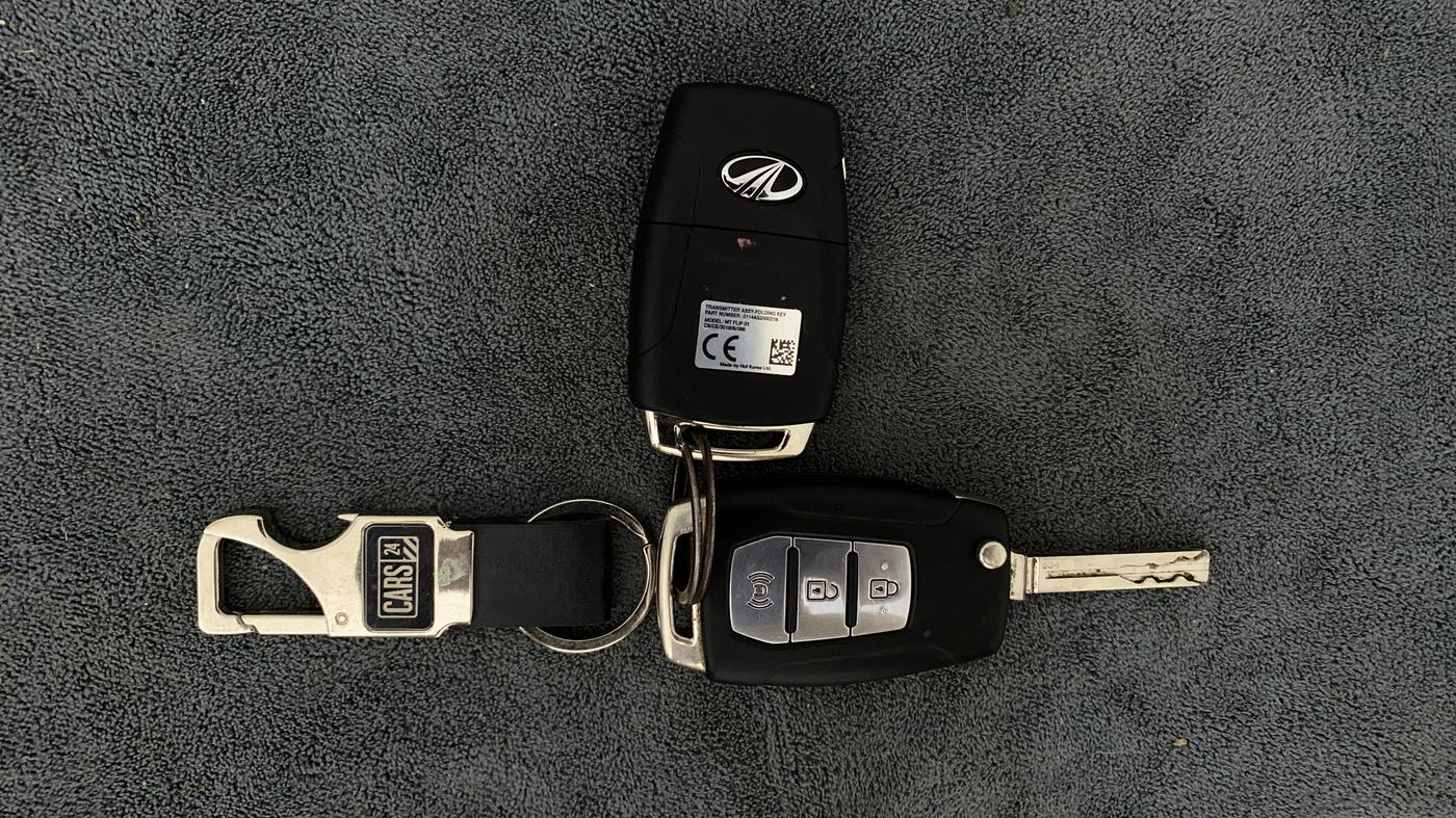 2020 Mahindra XUV300 W6 1.2 PETROL, Petrol, Manual, 45,767 km, Key Close Up