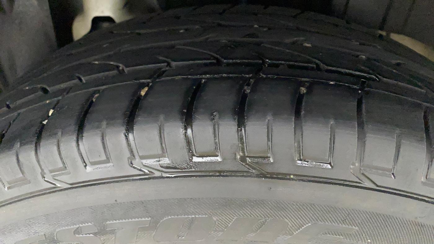 2020 Mahindra XUV300 W6 1.2 PETROL, Petrol, Manual, 45,767 km, Left Rear Tyre Tread
