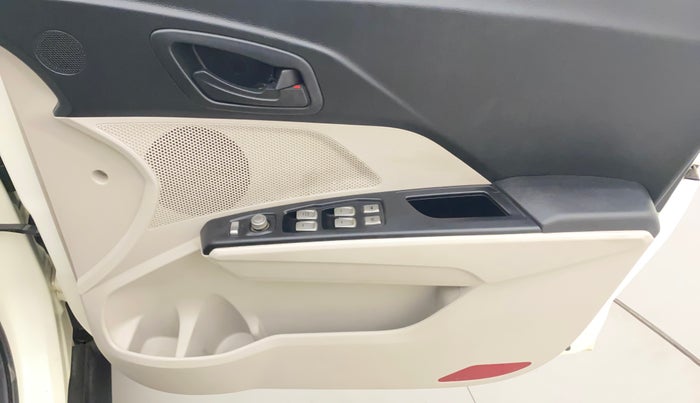 2020 Mahindra XUV300 W6 1.2 PETROL, Petrol, Manual, 45,767 km, Driver Side Door Panels Control