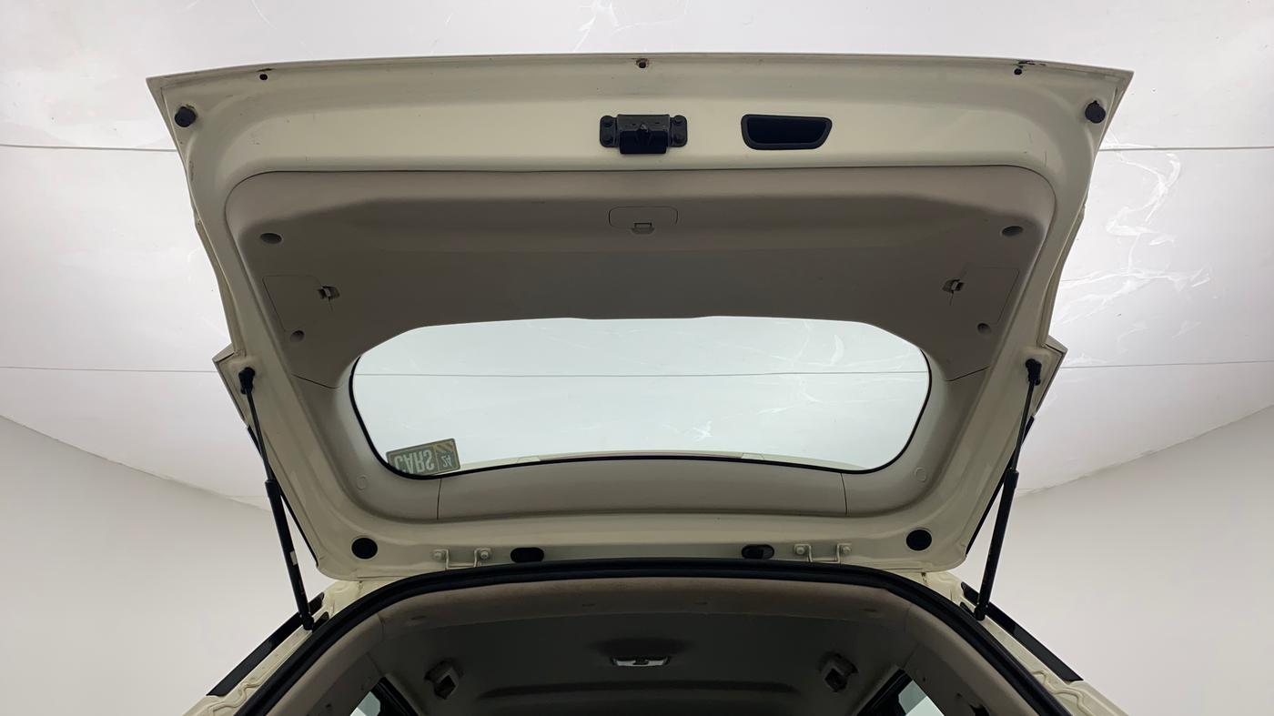 2020 Mahindra XUV300 W6 1.2 PETROL, Petrol, Manual, 45,767 km, Boot Door Open