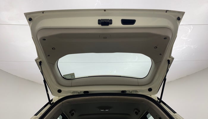 2020 Mahindra XUV300 W6 1.2 PETROL, Petrol, Manual, 45,767 km, Boot Door Open
