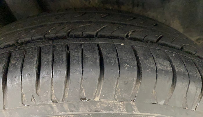 2016 Volkswagen Vento HIGHLINE PLUS 1.2 AT 16 ALLOY, Petrol, Automatic, 89,065 km, Right Rear Tyre Tread