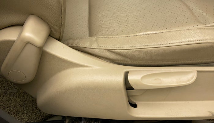 2016 Volkswagen Vento HIGHLINE PLUS 1.2 AT 16 ALLOY, Petrol, Automatic, 89,065 km, Driver Side Adjustment Panel