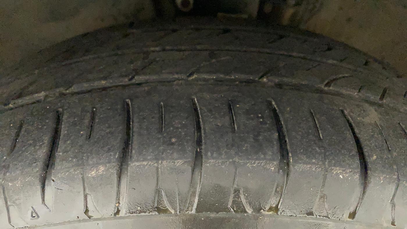 2016 Volkswagen Vento HIGHLINE PLUS 1.2 AT 16 ALLOY, Petrol, Automatic, 89,065 km, Left Front Tyre Tread