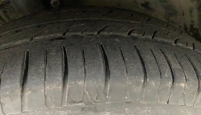 2016 Volkswagen Vento HIGHLINE PLUS 1.2 AT 16 ALLOY, Petrol, Automatic, 89,065 km, Right Front Tyre Tread