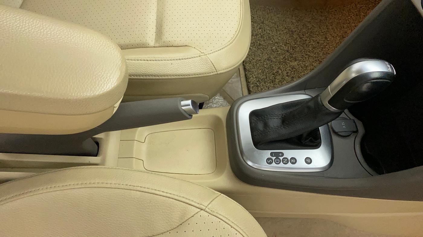 2016 Volkswagen Vento HIGHLINE PLUS 1.2 AT 16 ALLOY, Petrol, Automatic, 89,065 km, Gear Lever