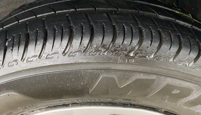 2016 Hyundai Grand i10 MAGNA 1.2 KAPPA VTVT, Petrol, Manual, 28,023 km, Right Front Tyre Tread