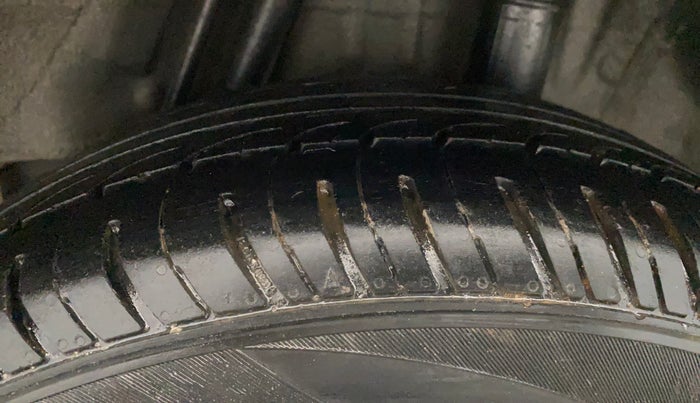 2016 Honda Jazz 1.2L I-VTEC E, Petrol, Manual, 1,00,945 km, Left Rear Tyre Tread