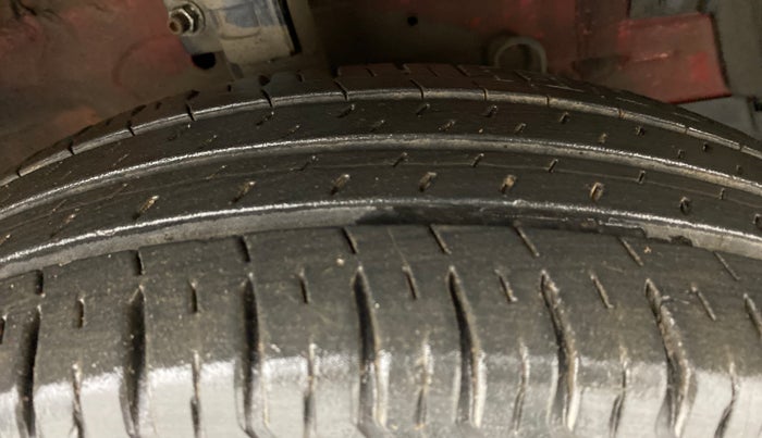 2012 Maruti Swift VXI, Petrol, Manual, 67,458 km, Right Front Tyre Tread