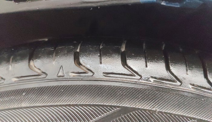 2014 Maruti Ertiga VXI, Petrol, Manual, 86,808 km, Left Front Tyre Tread