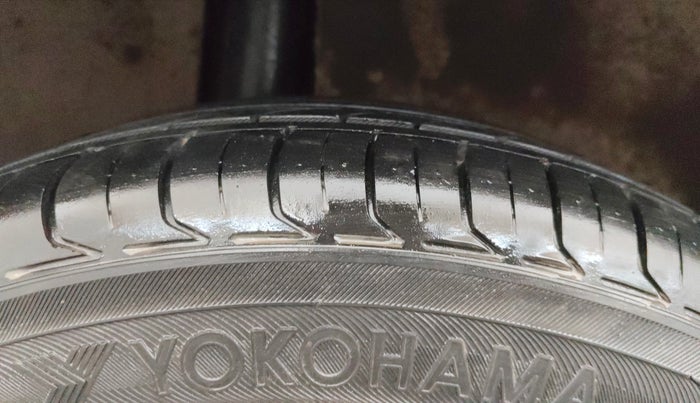 2014 Maruti Ertiga VXI, Petrol, Manual, 86,808 km, Right Rear Tyre Tread