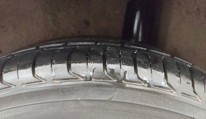 2014 Maruti Ertiga VXI, Petrol, Manual, 86,808 km, Left Rear Tyre Tread