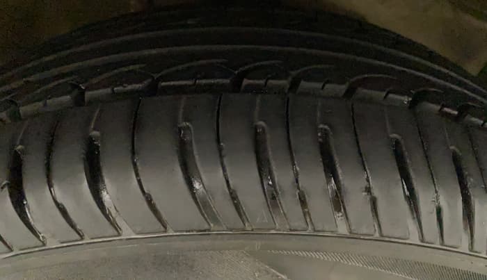 2011 Maruti Ritz ZXI, Petrol, Manual, 96,993 km, Right Front Tyre Tread