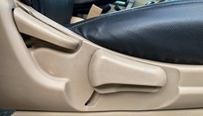 2013 Tata Safari Storme 2.2 VX 4X2, Diesel, Manual, 1,06,044 km, Driver Side Adjustment Panel
