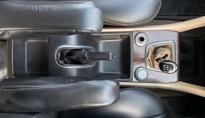 2013 Tata Safari Storme 2.2 VX 4X2, Diesel, Manual, 1,06,044 km, Gear Lever