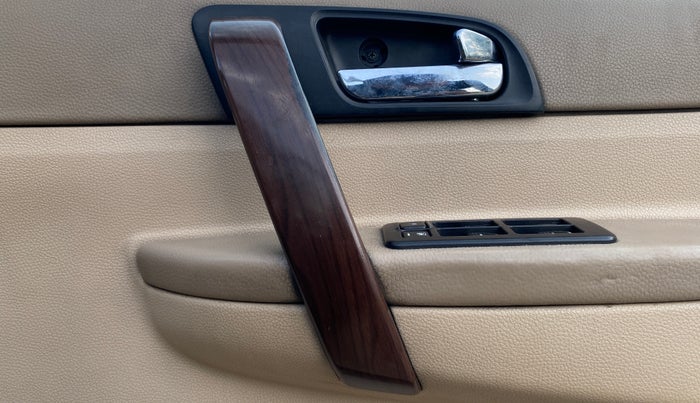 2013 Tata Safari Storme 2.2 VX 4X2, Diesel, Manual, 1,06,044 km, Driver Side Door Panels Control