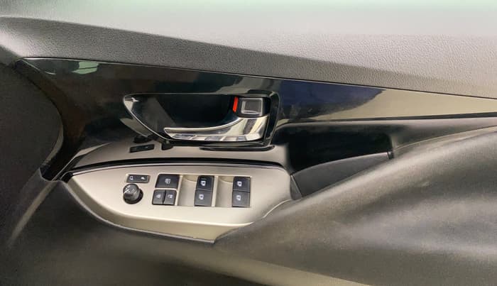 2022 Toyota Innova Crysta 2.7 VX 7 STR, Petrol, Manual, 83,507 km, Driver Side Door Panels Control