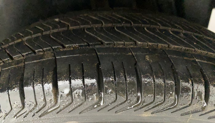 2012 Maruti Swift VXI, Petrol, Manual, 86,417 km, Left Rear Tyre Tread