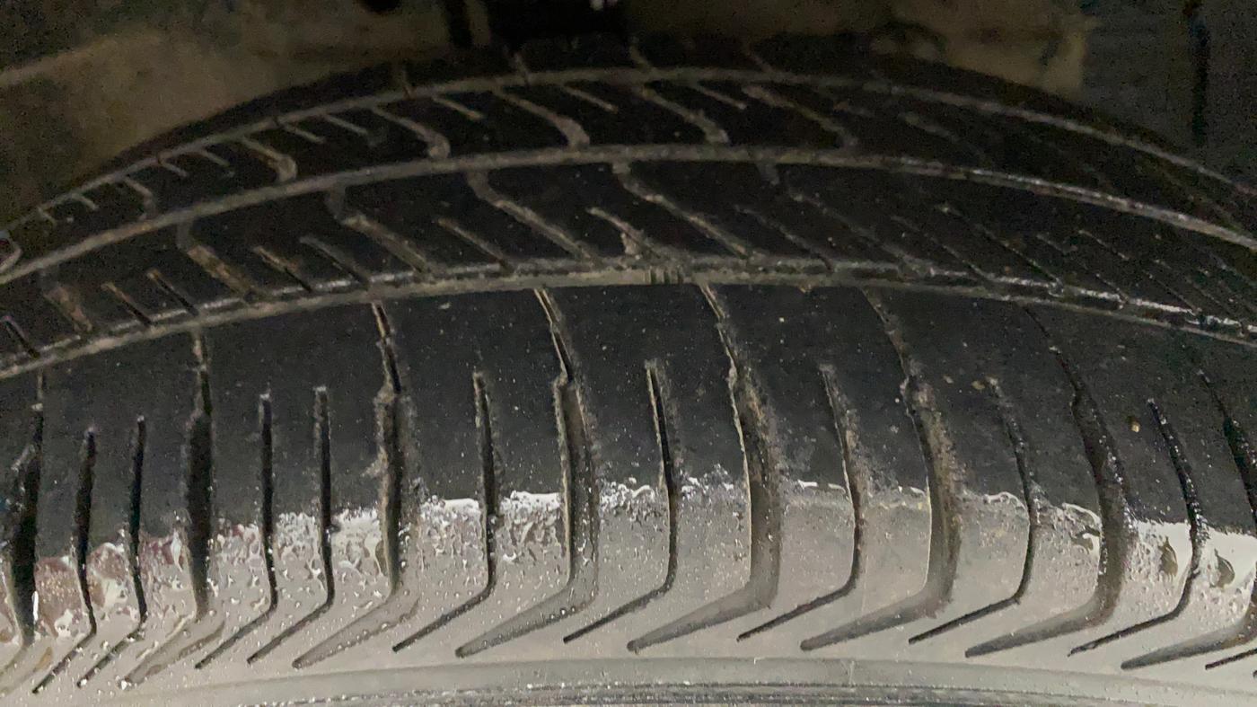 2012 Maruti Swift VXI, Petrol, Manual, 86,417 km, Right Front Tyre Tread