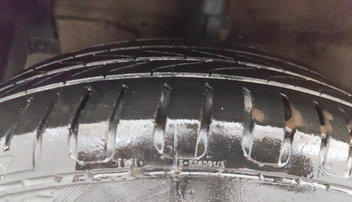 2016 Maruti Ertiga VXI CNG, CNG, Manual, 1,37,463 km, Left Front Tyre Tread