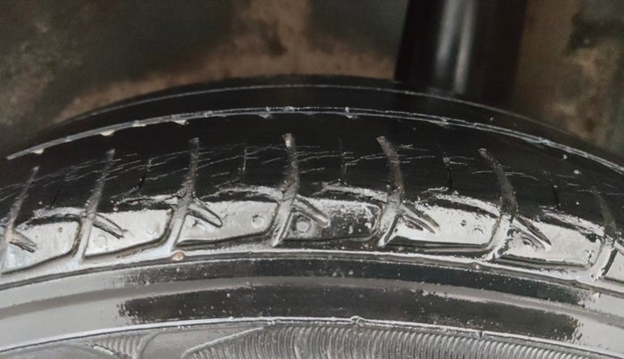 2016 Maruti Ertiga VXI CNG, CNG, Manual, 1,37,463 km, Left Rear Tyre Tread
